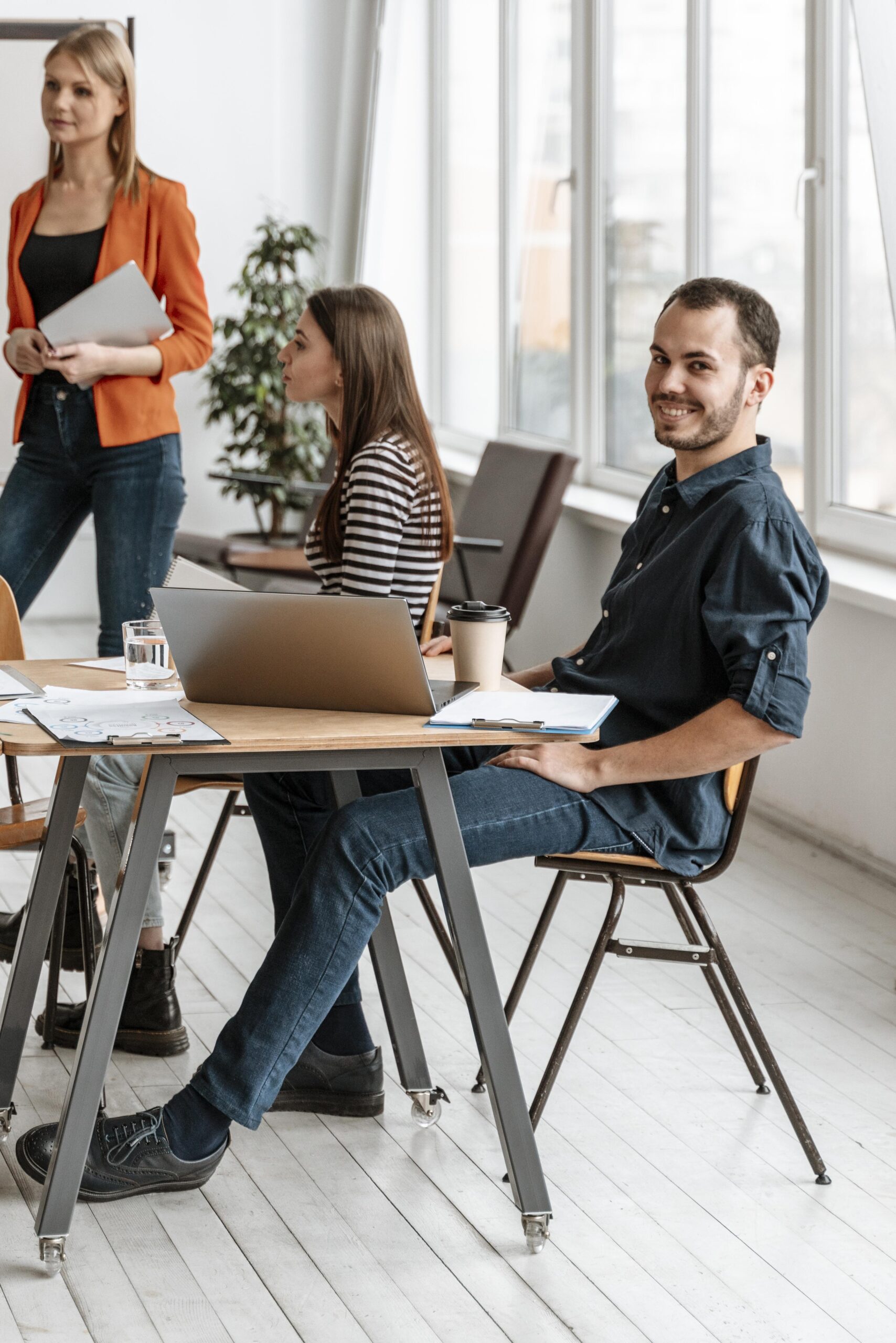 biznesmeny-vstrecausiesa-v-ofise-rabotaa-vmeste