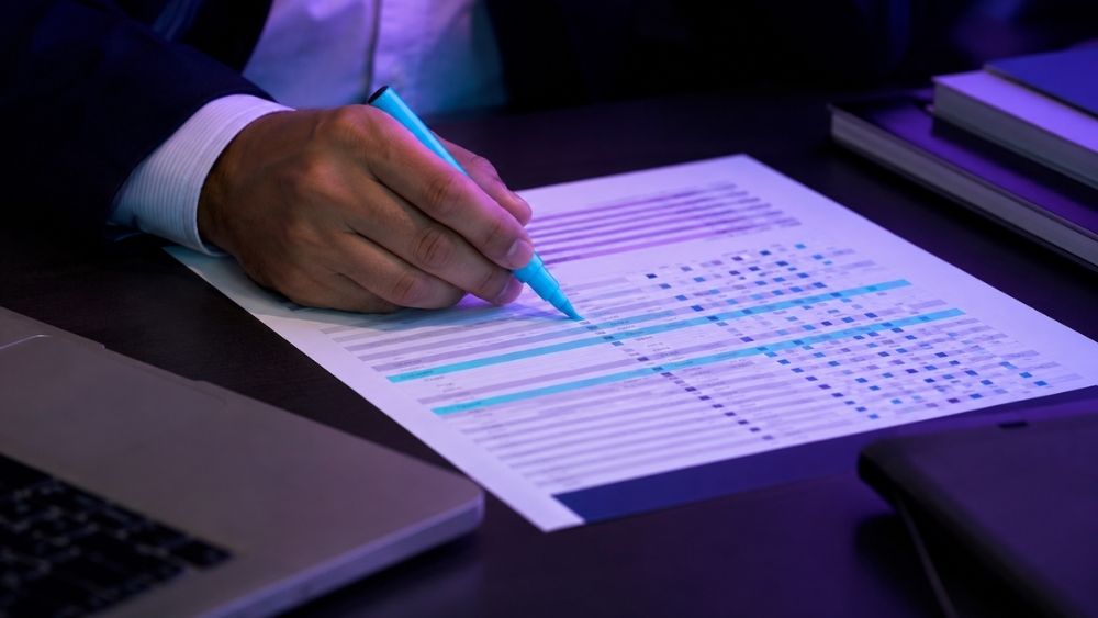 Licence optimisation consultant Dubai - consultant highlighting rows on a licence report in Dubai